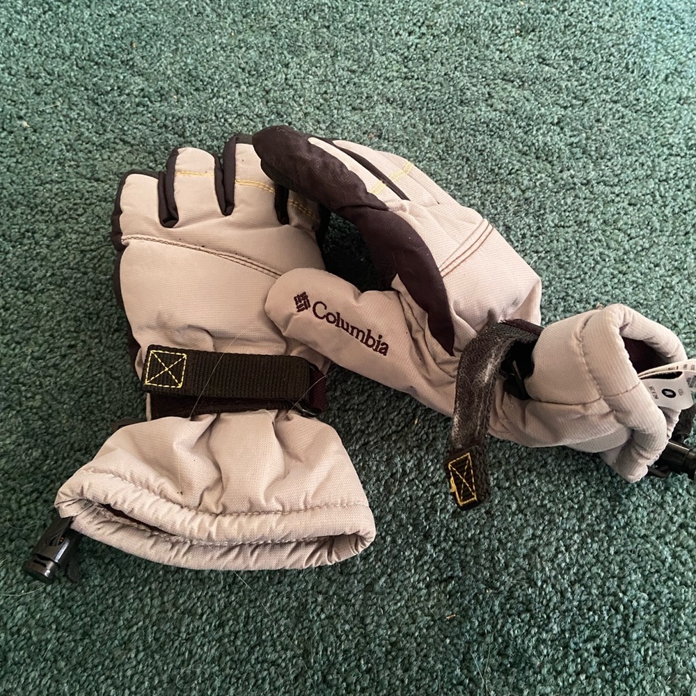 columbia youth snow gloves size medium is excellent condition